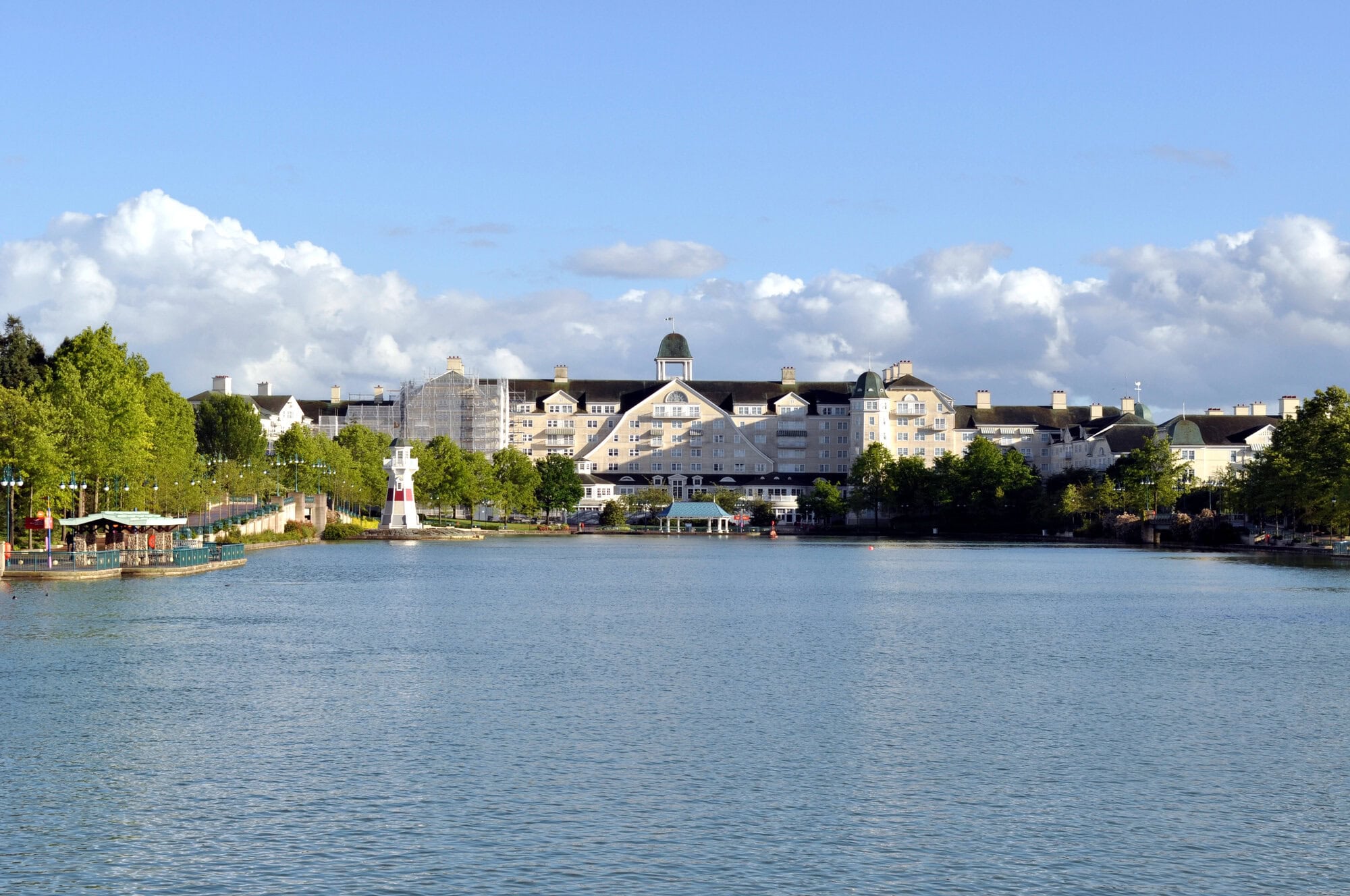 הניופורט ביי קלאב בדיסנילנד פריז