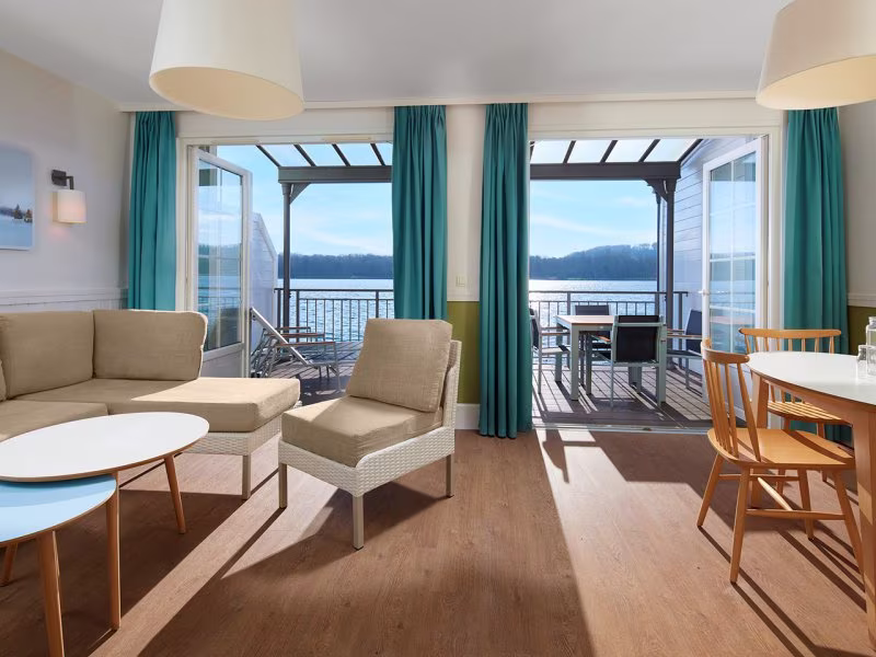 מגורים לגדת האגם בכפר הנופש לה לאק ד'איילט (מקור: סנטרפארקס)