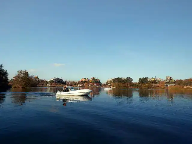 האגם בכפר הנופש וילאז' נאטור