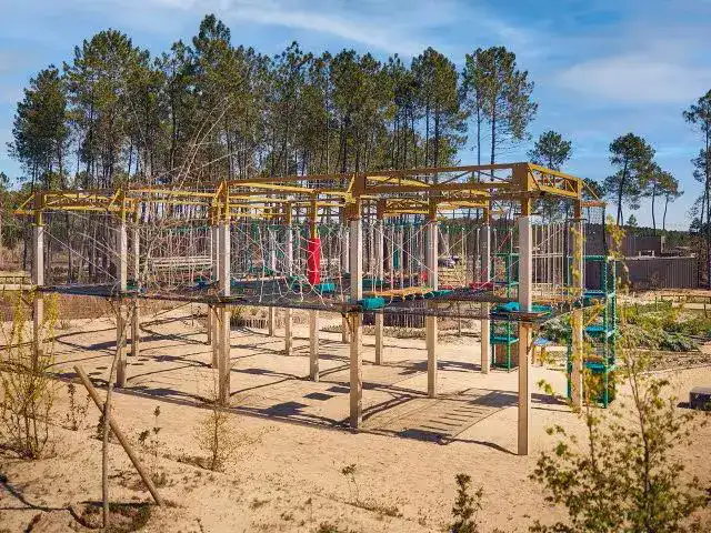 פארק החבלים בכפר הנופש שלושת היערות (מקור: סנטרפארקס)